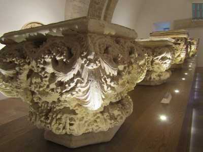 Infine il Salento e il richiamo al periodo neo-barocco con la chiesa di Santa Caterina a Galatina, qui rappresentata con i capitelli della Tomba Orsini